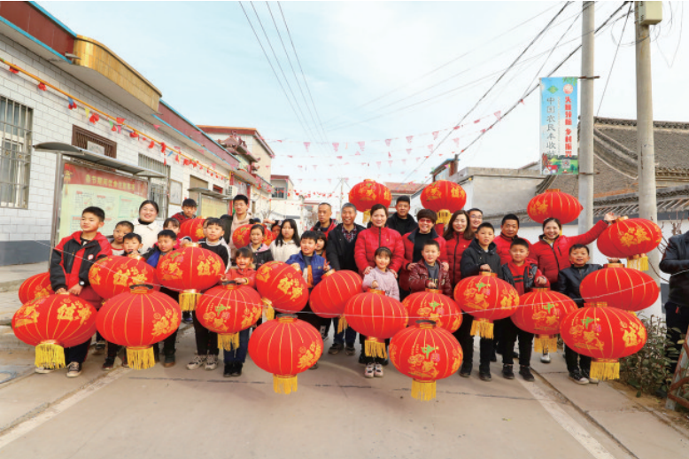 紅紅燈籠高高掛 縷縷陽光暖心間